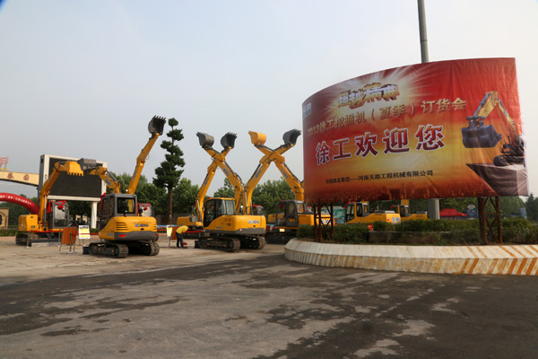路友公司—2013年XK.COM星空体育(中国)科技公司挖掘机订货会外景