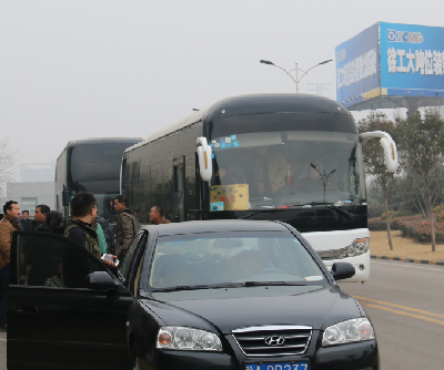 铲运客户乘坐河南路友班车到达XK.COM星空体育(中国)科技公司厂家