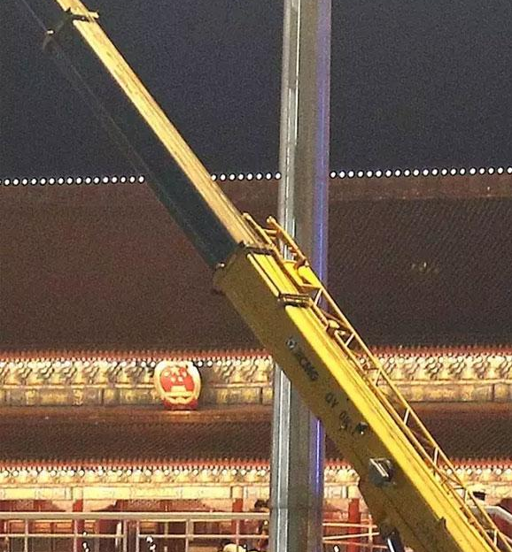 XK.COM星空体育(中国)科技公司吊车日夜工作，确保70年阅兵正常进行