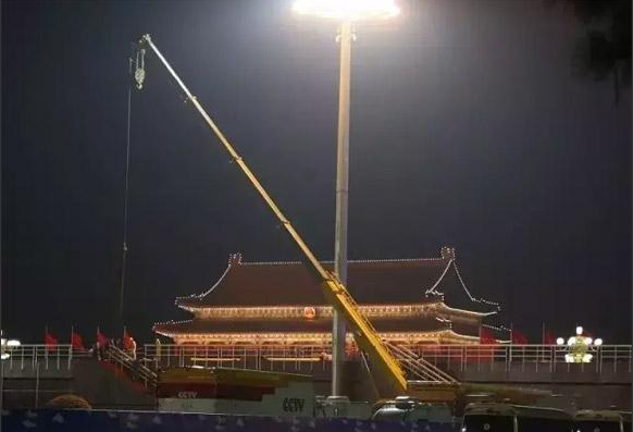 XK.COM星空体育(中国)科技公司吊车夜间天安门施工