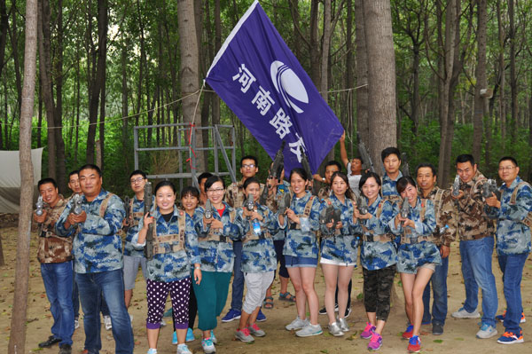 XK.COM星空体育(中国)科技公司道路机械服务部与挖掘机财务部小组 XK.COM星空体育(中国)科技公司道路机械服务部与挖掘机财务部小组