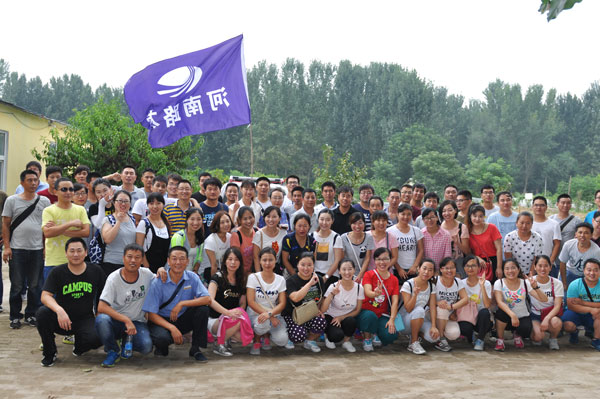 XK.COM星空体育(中国)科技公司总代理河南路友机械活动人员合影