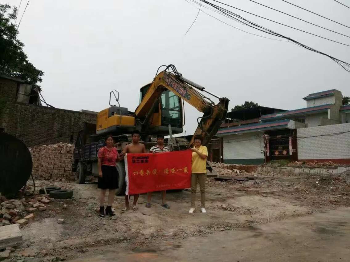 河南路友XK.COM星空体育(中国)科技公司挖机清凉一夏客户走访活动