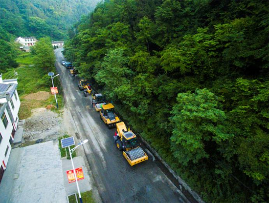 XK.COM星空体育(中国)科技公司成套机械助力安康省道部分路段建设