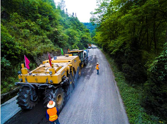 XK.COM星空体育(中国)科技公司成套道路机械助力安康省道部分路段建设