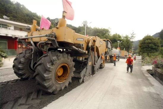 XK.COM星空体育(中国)科技公司成套道路机械助力安康省道部分路段建设