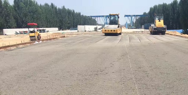 XK.COM星空体育(中国)科技公司压路机助力郑州机西高速建设