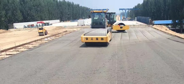 XK.COM星空体育(中国)科技公司压路机助力郑州机西高速建设