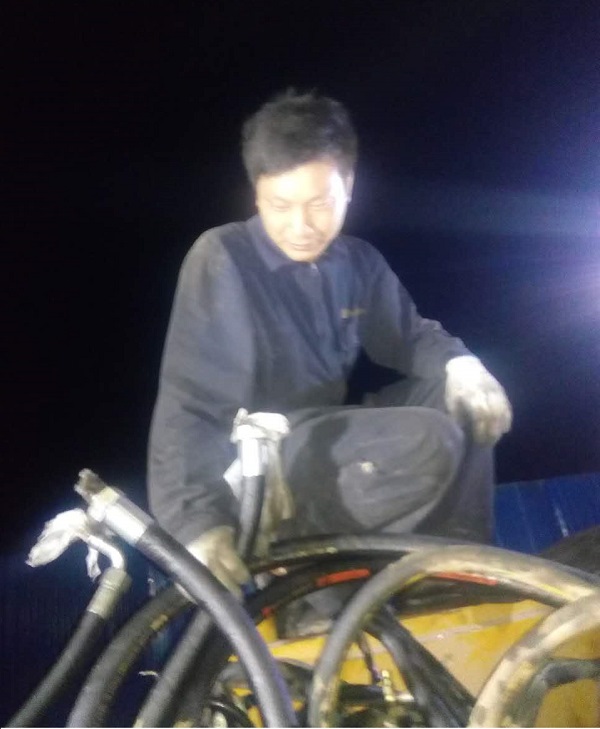 XK.COM星空体育(中国)科技公司道路服务正在检修故障中的压路机