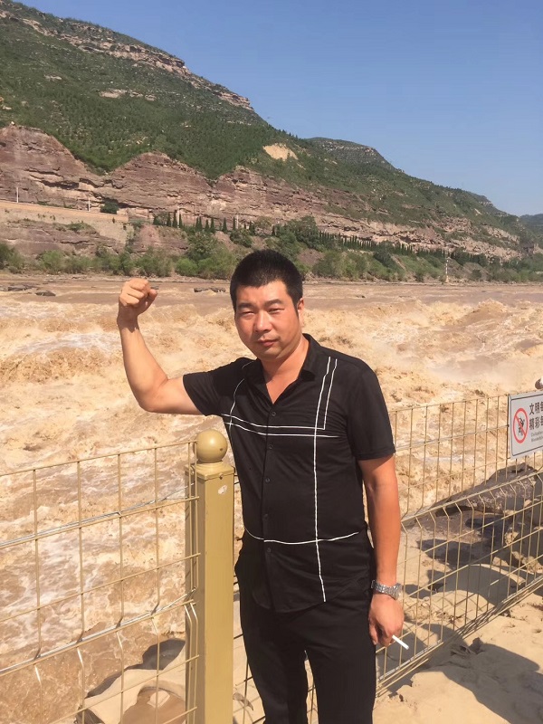 XK.COM星空体育(中国)科技公司挖机主人王俊杰