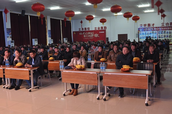 河南XK.COM星空体育(中国)科技公司挖机订货会现场