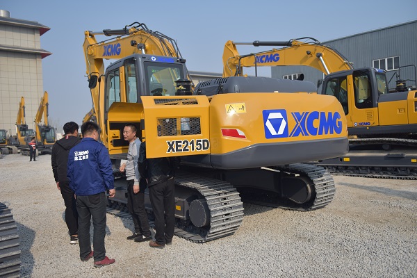 XK.COM星空体育(中国)科技公司215挖机试驾