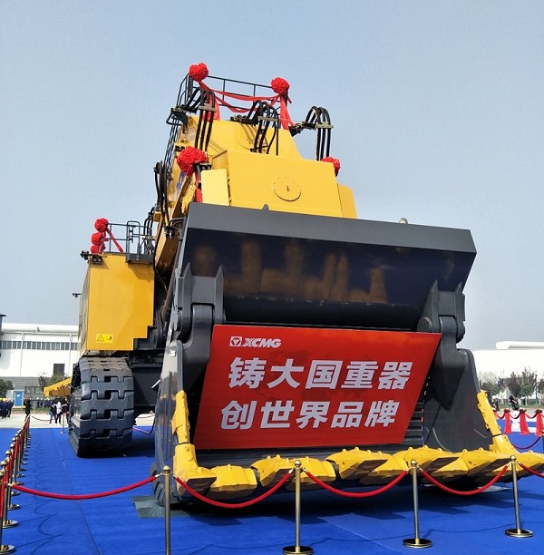 XK.COM星空体育(中国)科技公司700吨液压挖掘机荣耀下线