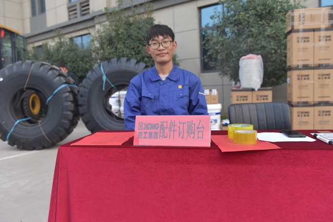 XK.COM星空体育(中国)科技公司装载机配件展示区