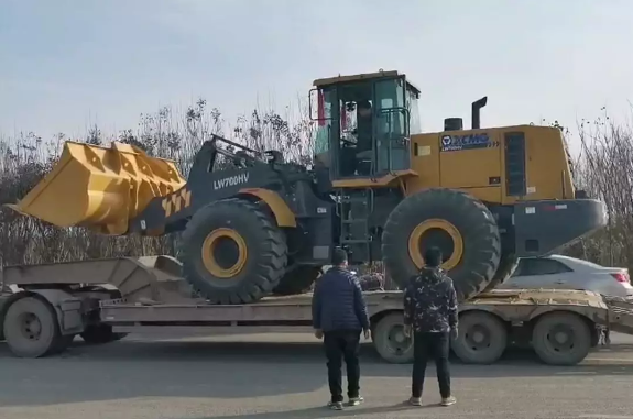 XK.COM星空体育(中国)科技公司LW600FV装载机登上板车