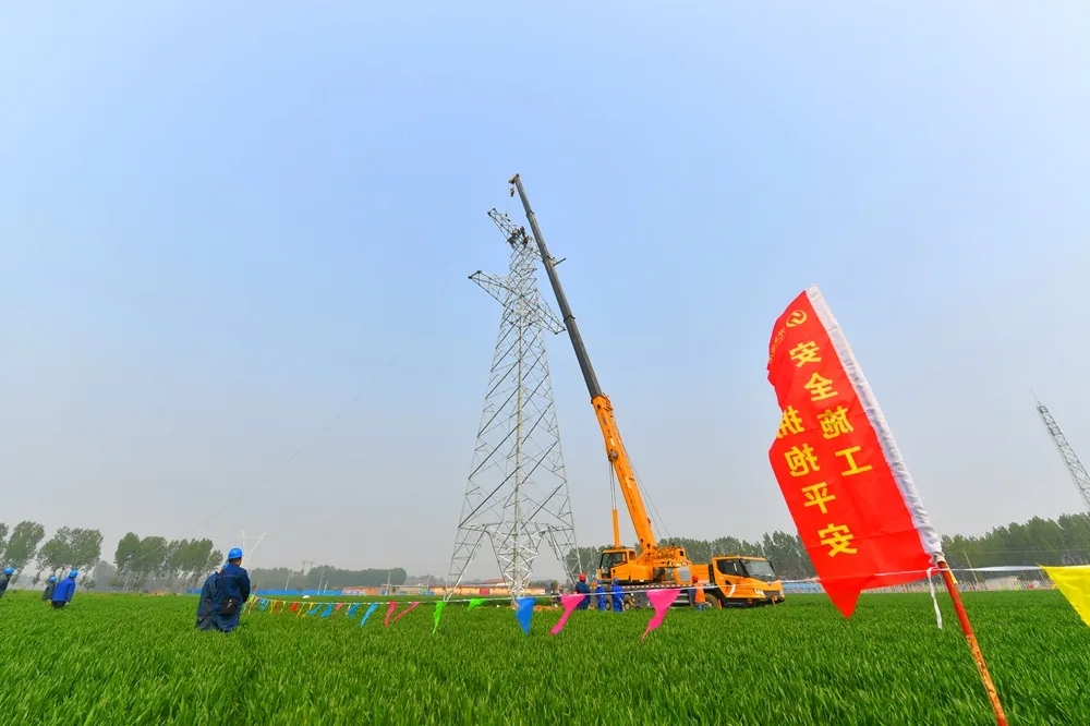 XK.COM星空体育(中国)科技公司吊车助力太焦铁路早通电