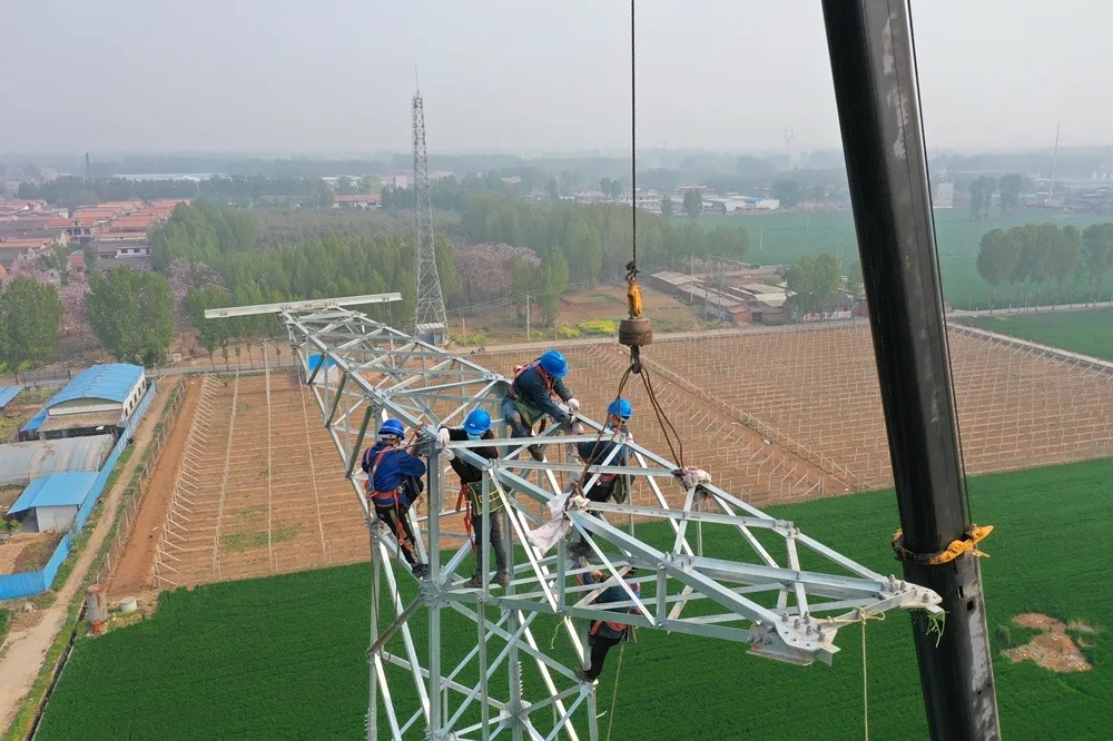 XK.COM星空体育(中国)科技公司吊车助力太焦铁路早通电