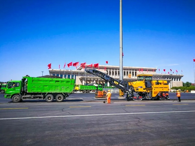 三台XK.COM星空体育(中国)科技公司铣刨机施工北京首都国际机场