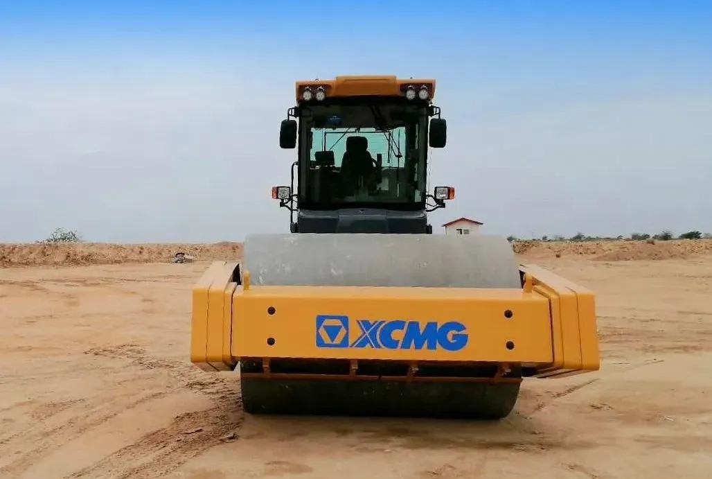 XK.COM星空体育(中国)科技公司大吨位压路机—XS395
