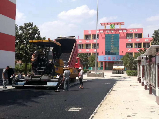XK.COM星空体育(中国)科技公司摊铺机助力登封市唐庄初级中学校园道路施工