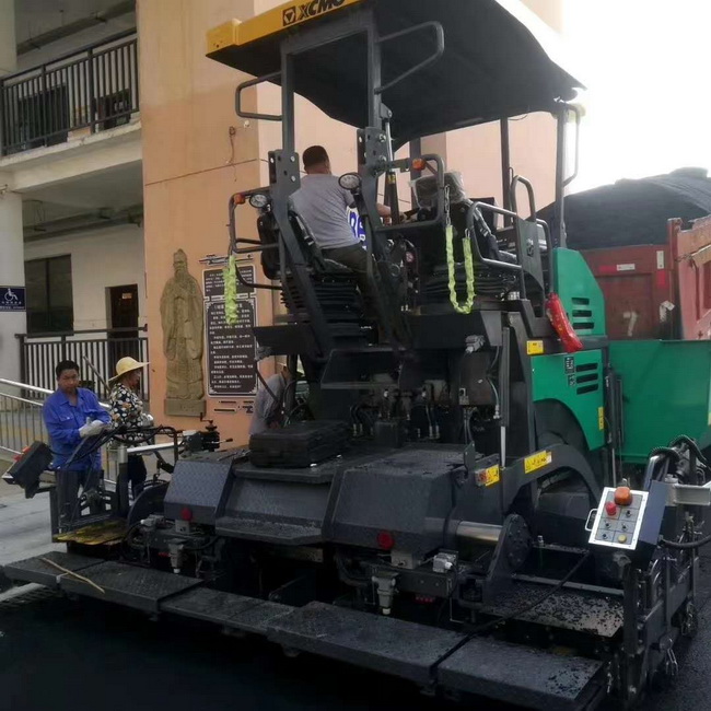 XK.COM星空体育(中国)科技公司摊铺机在登封市唐庄初级中学校园道路施工