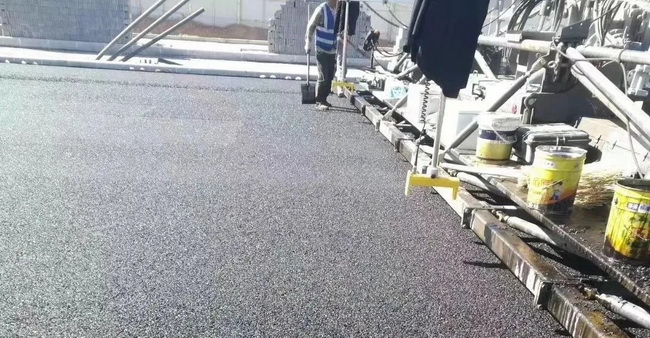 XK.COM星空体育(中国)科技公司超大型智能摊铺机RP1655是专为“大宽度摊铺”研发