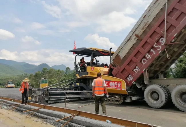 XK.COM星空体育(中国)科技公司成套道路机械设备组团施工韶新高速 XK.COM星空体育(中国)科技公司成套道路机械设备组团施工韶新高速