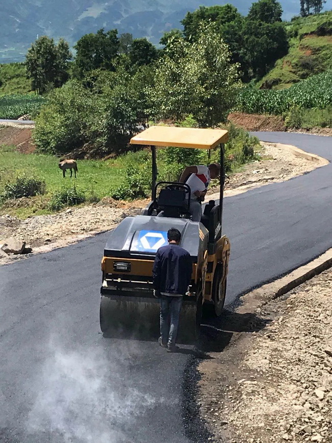 XK.COM星空体育(中国)科技公司XMR403VT压路机高标准完成阿布洛哈村道路的施工作业