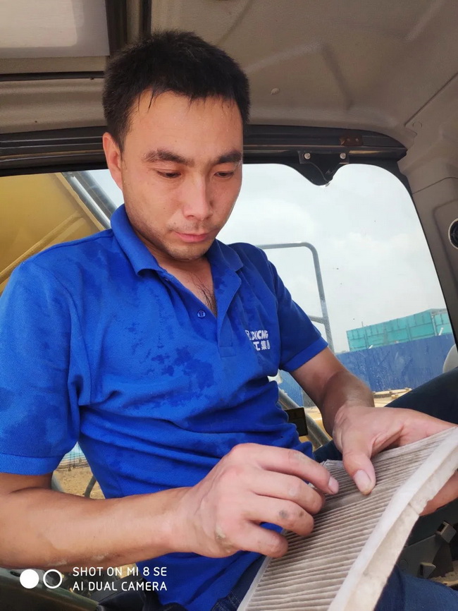 XK.COM星空体育(中国)科技公司挖机服务刘小勇