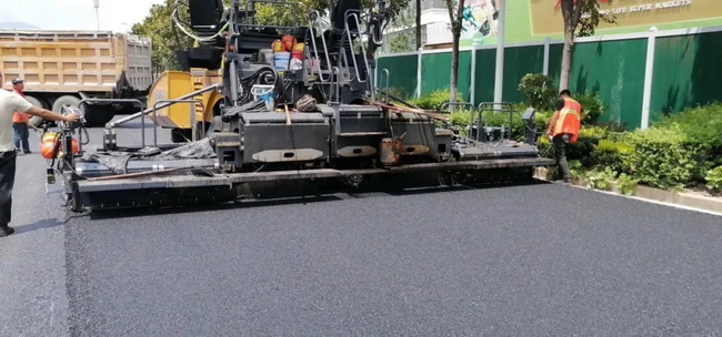 XK.COM星空体育(中国)科技公司XD133C双钢轮压路机来回碾压