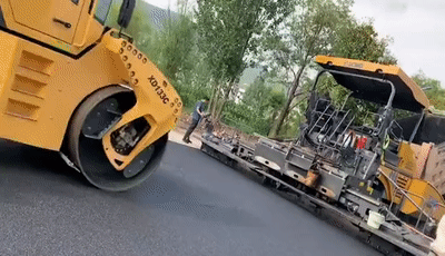 XK.COM星空体育(中国)科技公司道路机械助力丽江某县城路面“白改黑”提质升级