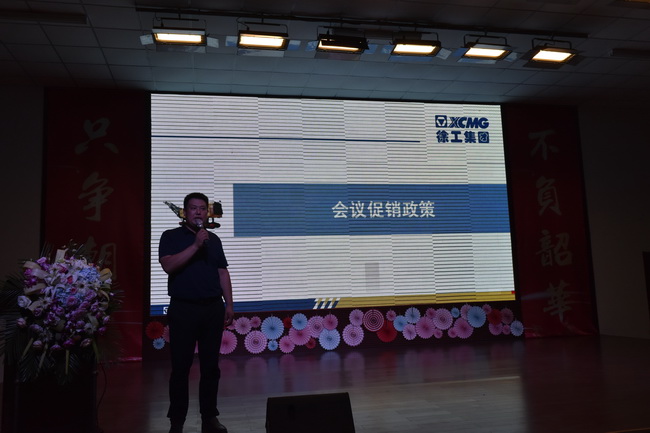 XK.COM星空体育(中国)科技公司道路机械河南销售李总介绍购机优惠