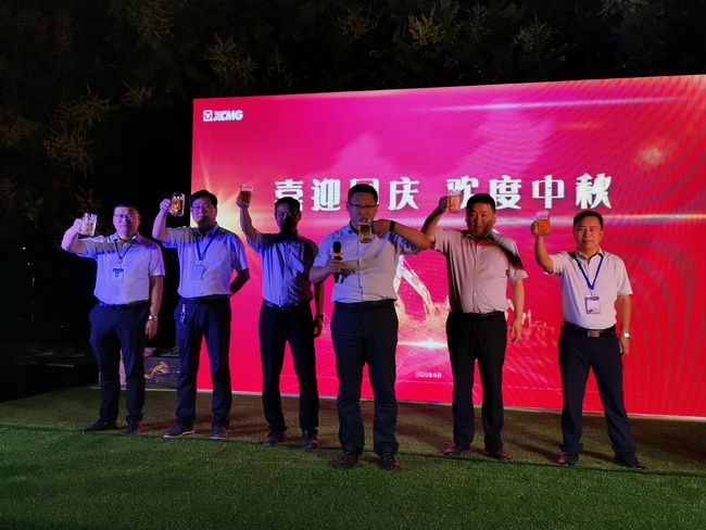 马总带领XK.COM星空体育(中国)科技公司挖机销售部领导层 齐上台致祝酒词