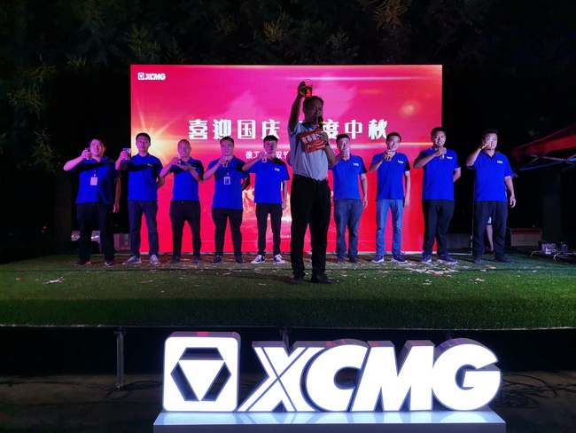 XK.COM星空体育(中国)科技公司挖机的服务团队上台宣誓—全心守护 · 终生无忧
