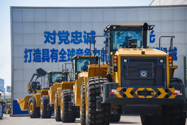 XK.COM星空体育(中国)科技公司LW900KN装载机“动力强劲，斗容大，干活效率高，转场速度有保证
