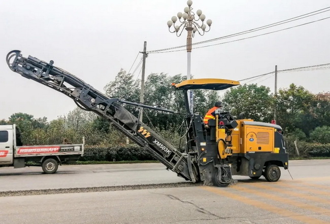 XK.COM星空体育(中国)科技公司XM503K铣刨机助力河南南阳234国道路面开槽