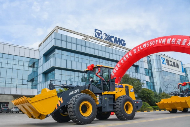 XK.COM星空体育(中国)科技公司LW550FV装载机批量发车仪式