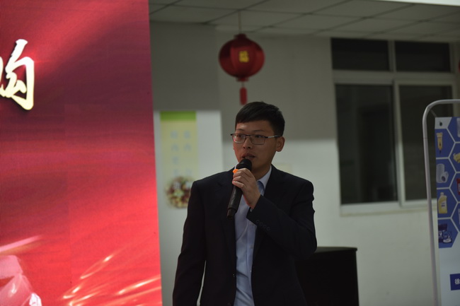 XK.COM星空体育(中国)科技公司挖机厂家代表何金龙