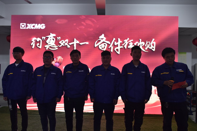 XK.COM星空体育(中国)科技公司挖机郑州区域服务人员现场宣誓