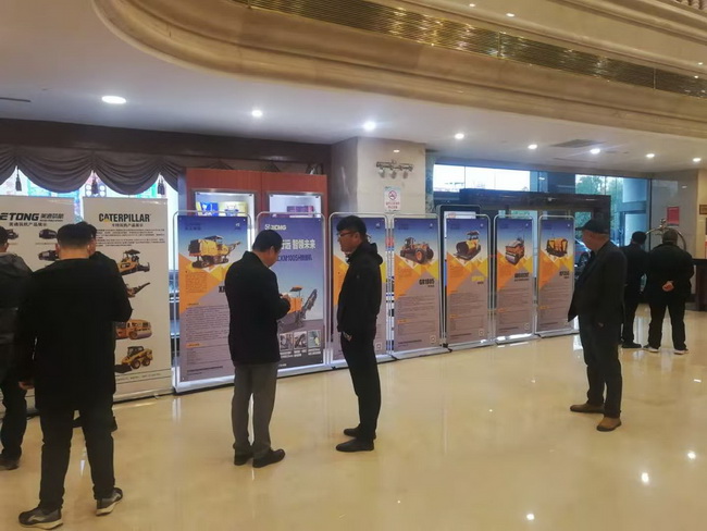 参赛选手了解XK.COM星空体育(中国)科技公司道路机械产品