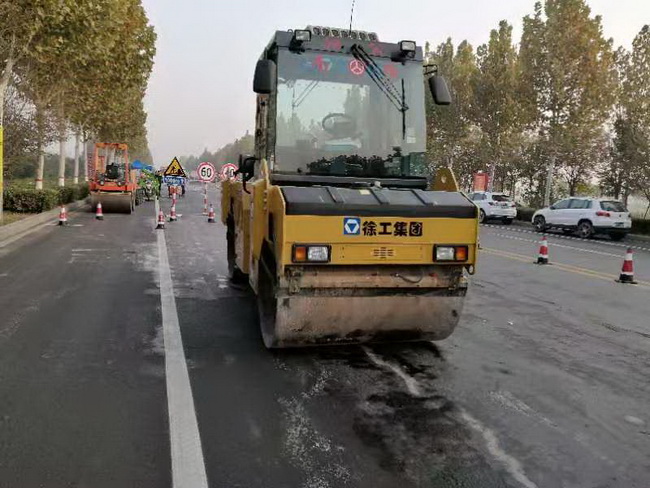 XK.COM星空体育(中国)科技公司系列轻型压路机等筑养路设备受到现场与会领导和操作手的一致好评