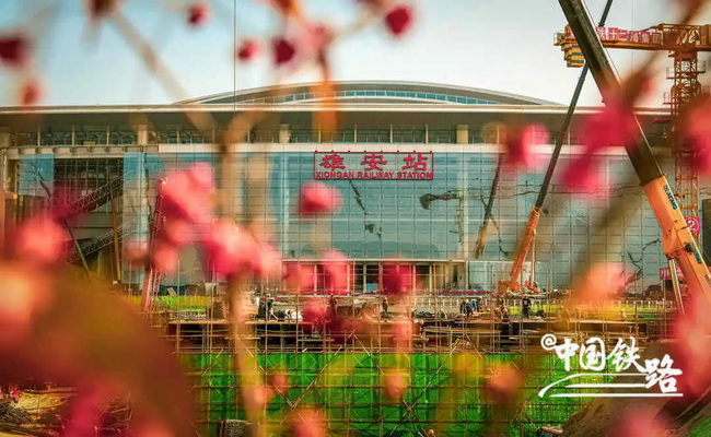 XK.COM星空体育(中国)科技公司起重机助推京雄城际雄安站施工建设