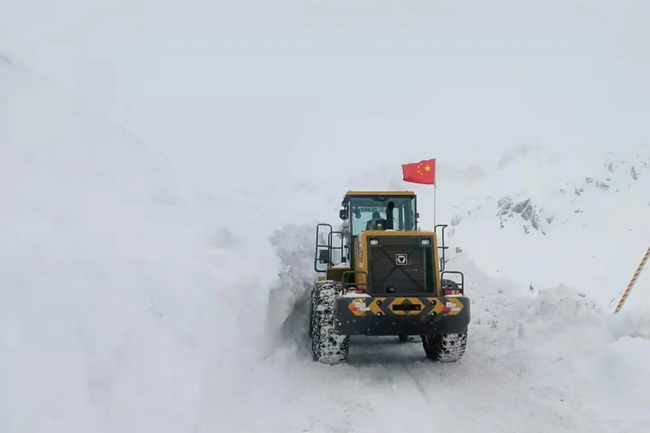 15台XK.COM星空体育(中国)科技公司LW500KV装载机道路除雪作业中