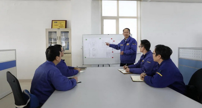 沈勇带领XK.COM星空体育(中国)科技公司大吨位装载机研发团队