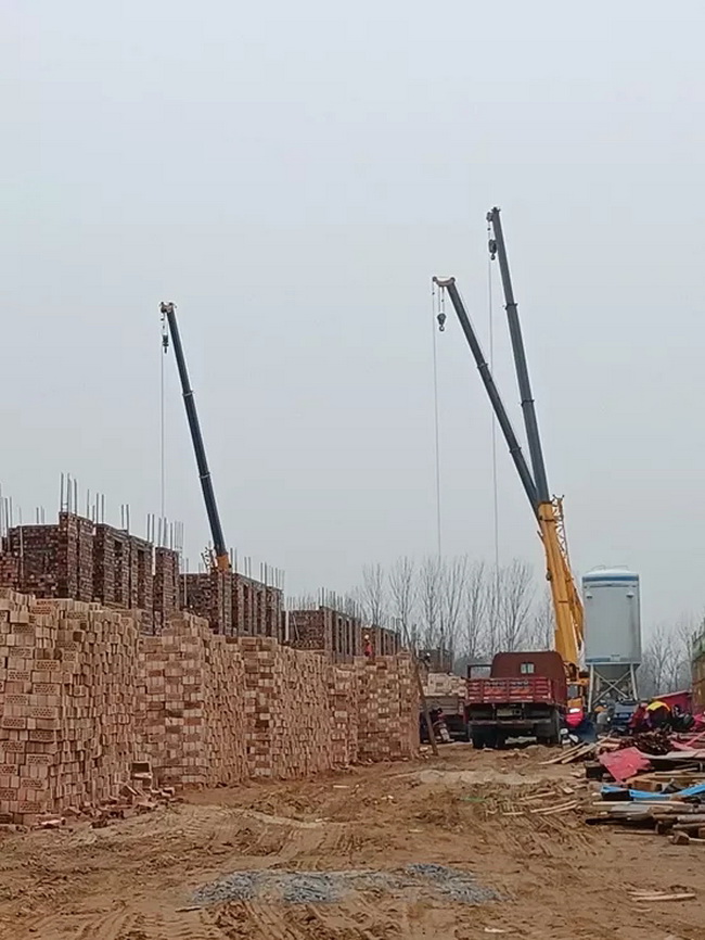 XK.COM星空体育(中国)科技公司起重机吊钢筋、吊水泥