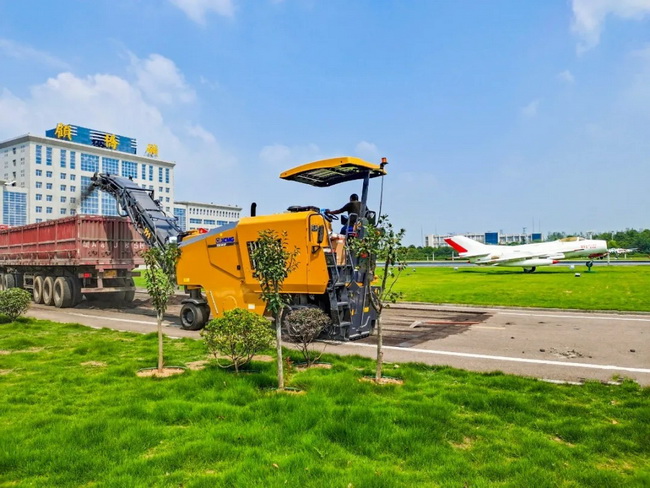 XK.COM星空体育(中国)科技公司XM1005F铣刨机铣刨深度6cm