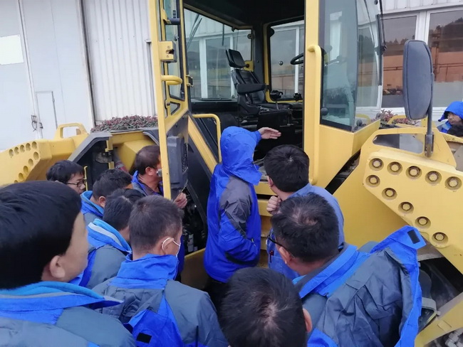 XK.COM星空体育(中国)科技公司道路机械培训班理论与实操相结合
