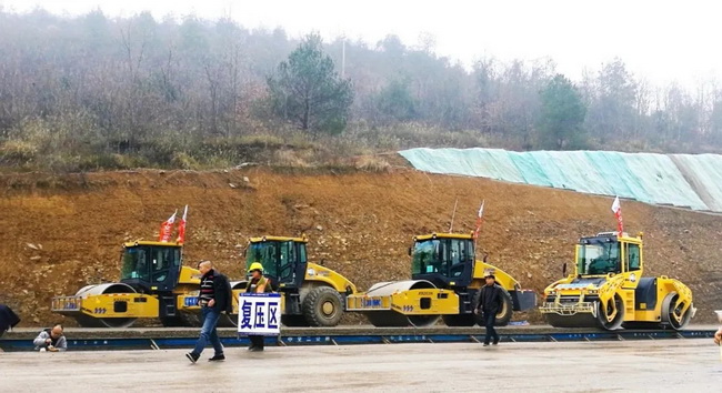 XK.COM星空体育(中国)科技公司成套道路机械助力贵黄高速建设