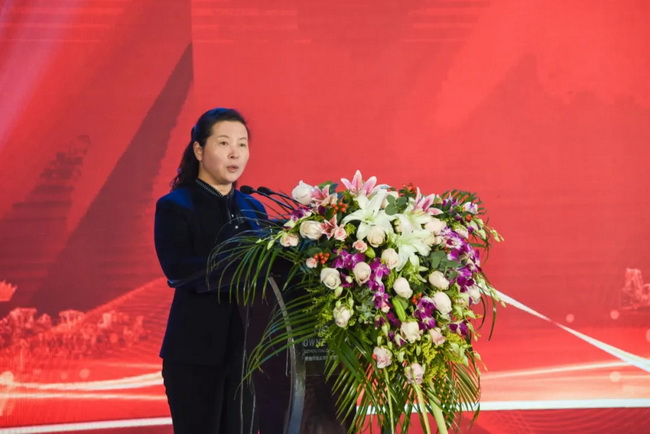 XK.COM星空体育(中国)科技公司铲运机械事业部党委副书记、工会主席、纪委书记王颖宣布表彰决定