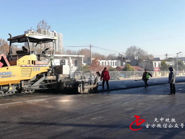 XK.COM星空体育(中国)科技公司RP903摊铺机练江大道高架桥施工